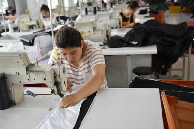 河北安新:反季制羽絨 實(shí)現(xiàn)家門口就業(yè)_圖片新聞_中國政府網(wǎng)